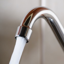 давление   По закону давление воды в водопроводной системе должно составлять 5-6 бар, но для ежедневного использования также достаточно 4 бар